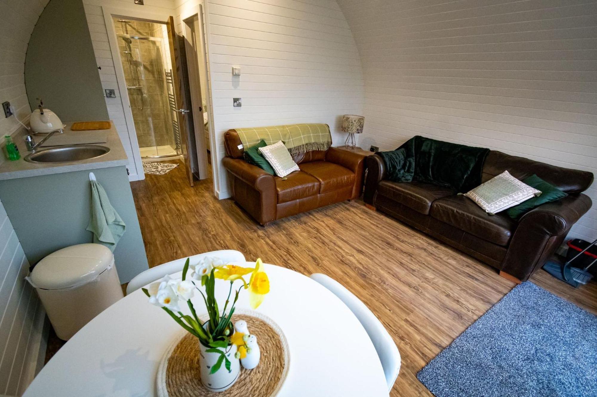 Beech Pod Cabin In Beautiful Surroundings 렉섬 외부 사진